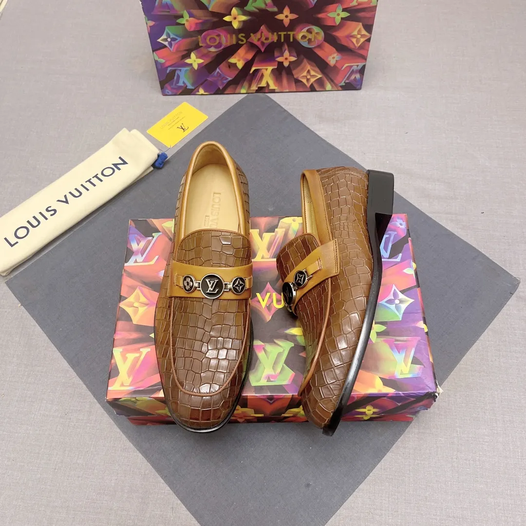 p440【LV】《Lv leather shoes are a must-have for trendy men. 👟Strong European fashion atmosphere. Generous shoe last. High-end quality. Fully imported first-layer cowhide. Sheepskin lining. Comfortable on the feet. Lightweight rubber outsole is thick and comfortable. 👍👍Its unique talent lies in its unremitting pursuit of innovation. 0️⃣0️⃣2️⃣ Code number 39 to 44 (Can be customized for 38.45) No. 0117